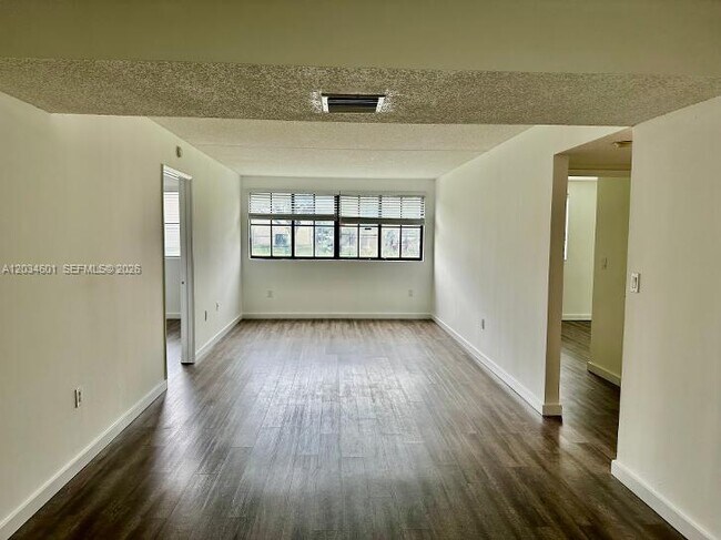 Foto del edificio - 6175 NW 186th St