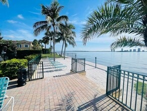 Building Photo - 1060 Lake Shore Dr