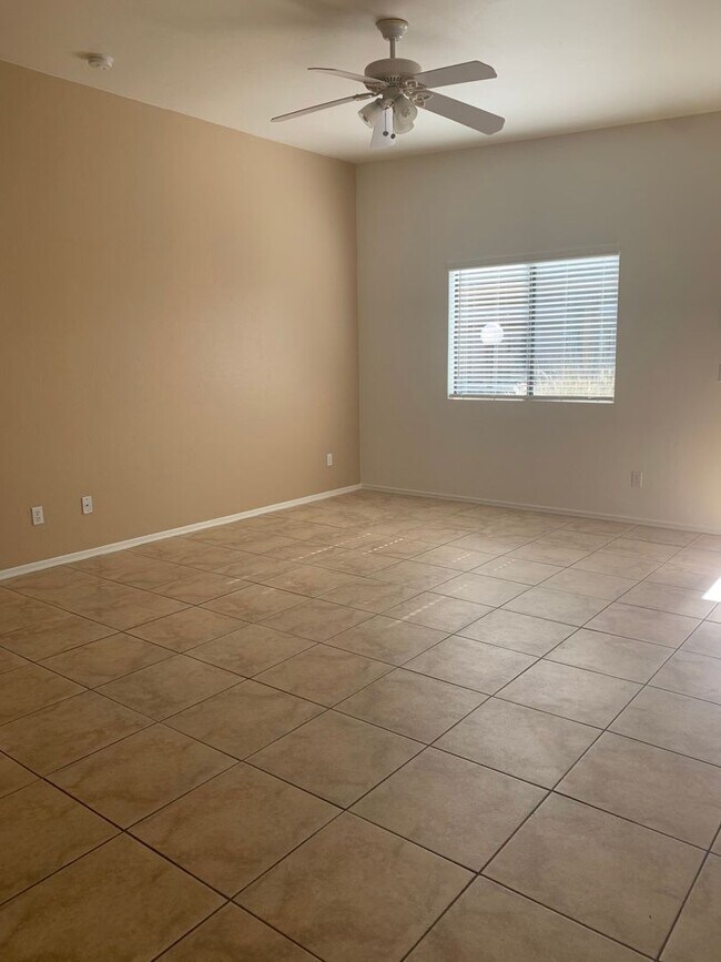Building Photo - 9109 E Esperanza Dr