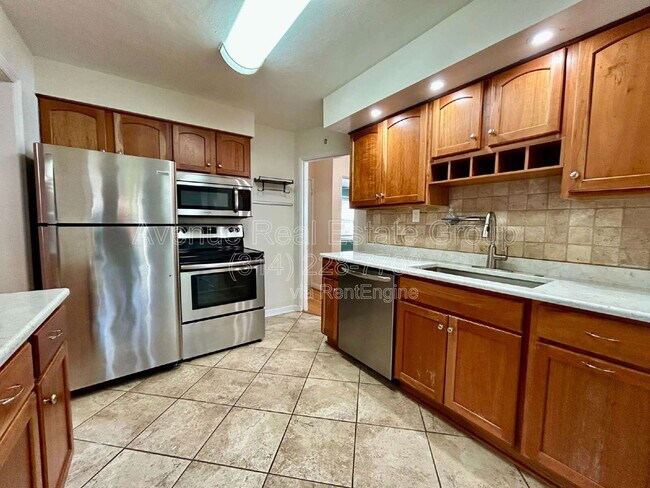 Foto del edificio - 7045 Holly Hills Ave