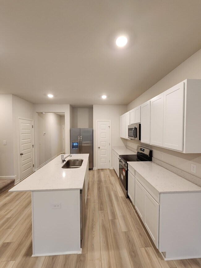 Building Photo - 687 Birdie Dr