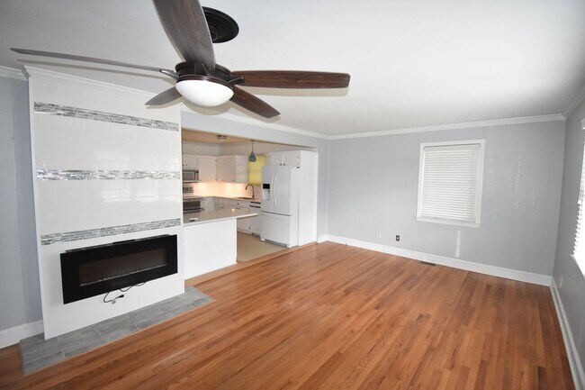 Building Photo - 3 Bedroom and 2 Bath Home (Pets Considered)