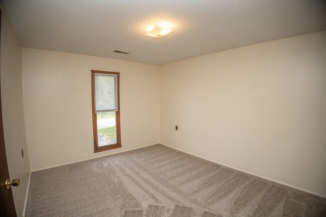 Building Photo - 115 Traci Dr