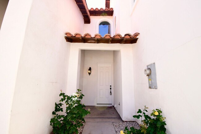 Foto del edificio - Charming Mediterranean-Style Townhome in G...