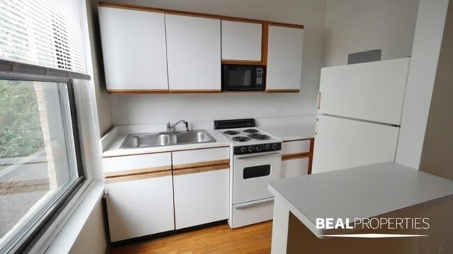 Building Photo - 1 bedroom in CHICAGO IL 60657