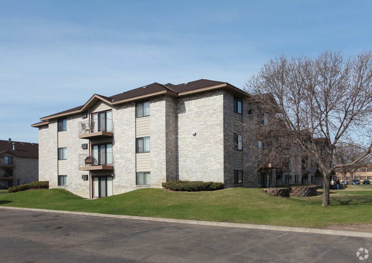 Camelot Square Living Apartments Coon Rapids, MN