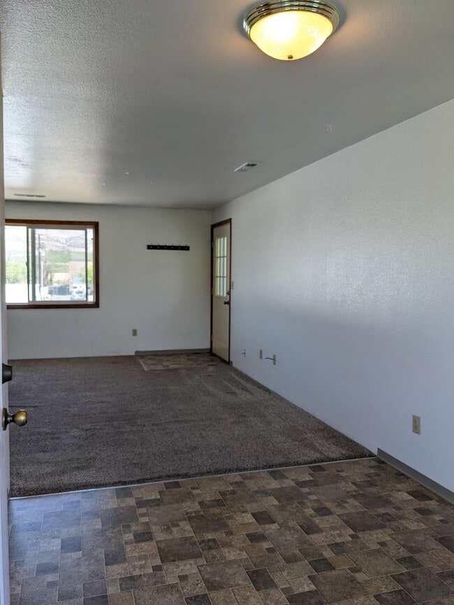 1006 S Pacific Hwy Unit 1, Talent, OR 97540 Apartment for Rent in