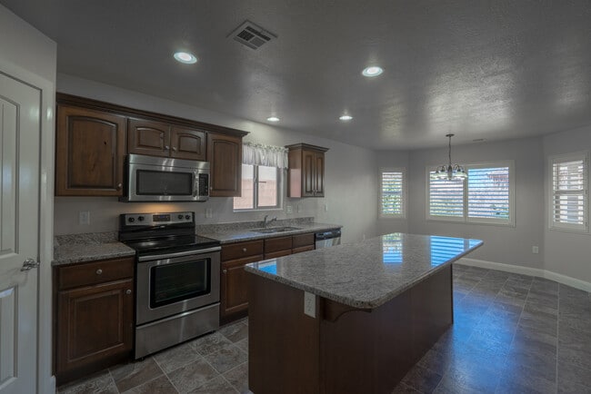 Building Photo - 986 Camel Springs Dr
