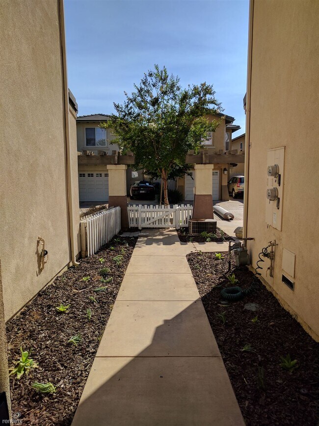 Foto del edificio - 3 br, 3 bath Townhome - Escondido Park Row