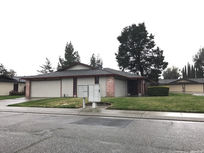 Building Photo - 1541 Silver Creek Cir