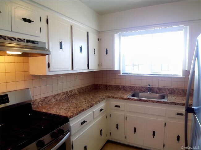 Foto del edificio - 1465 Burke Ave