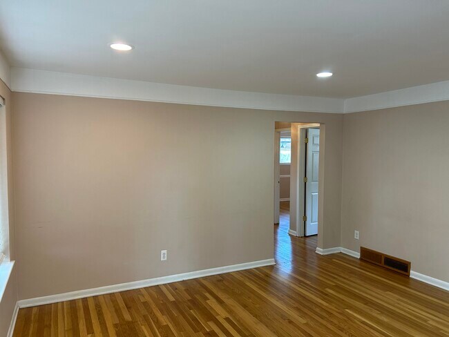 Building Photo - 1603 Beaupre Ave