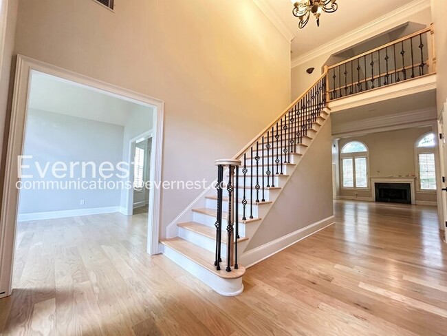 Building Photo - 5 Bed/3.5 Bath Home with Garage /Available Now!