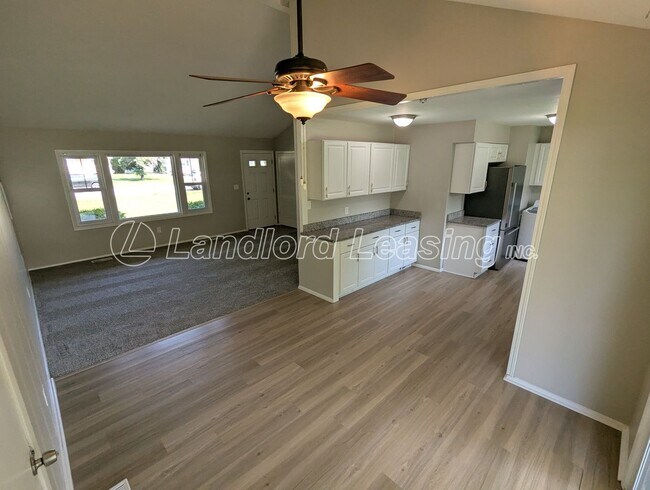 Foto del edificio - Charming 3-Bedroom Ranch with Updates in A...