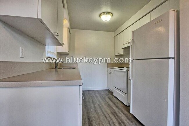 Foto del edificio - 2 Bed, 1 Bath Duplex with Fully Fenced Yard at SE Holgate Blvd and SE 70th Ave