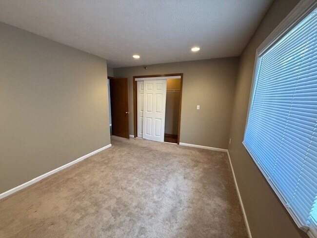 Foto del edificio - 102-116 Goldenrod Dr.