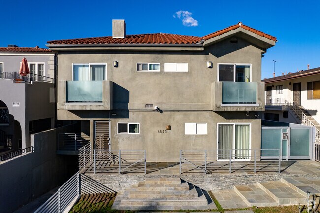 Foto del edificio - 4835 Elmwood Ave