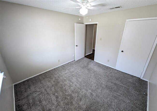 Foto del edificio - 6904 Circle S Rd