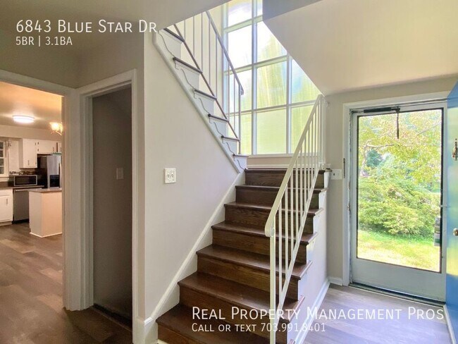Building Photo - Spacious and Sun-Filled 5 Bedroom w/ Den, ...