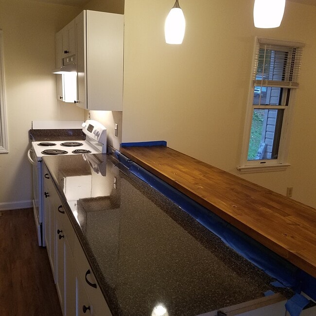 Counter/Bar - 1240 Louise Ave