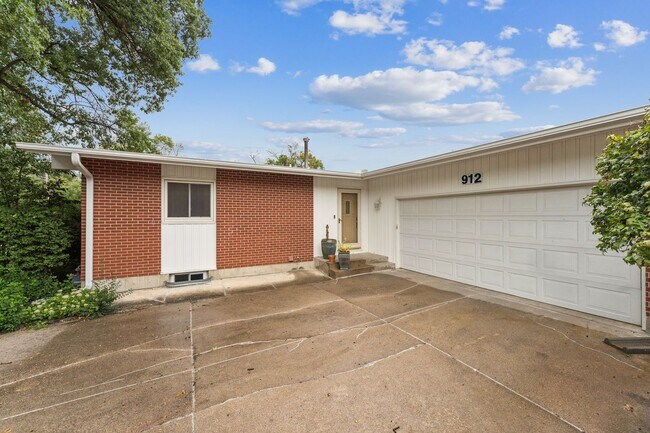 Building Photo - Lincoln 3-Bedroom with En Suite & Large Lo...