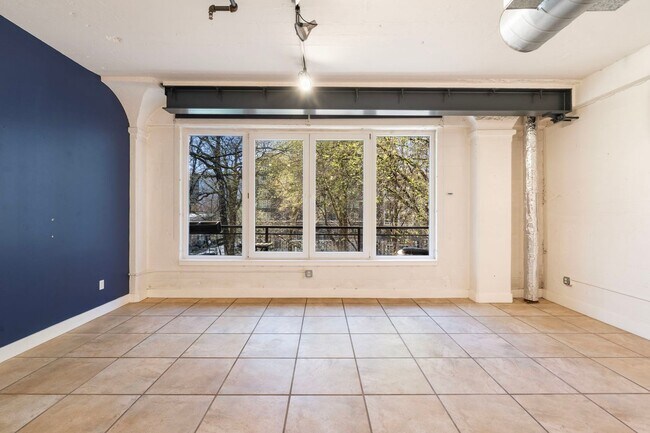 Foto del edificio - North Park Lofts - Historic Pearl District Warehouse Studio w/parking/most utilities/private balc...