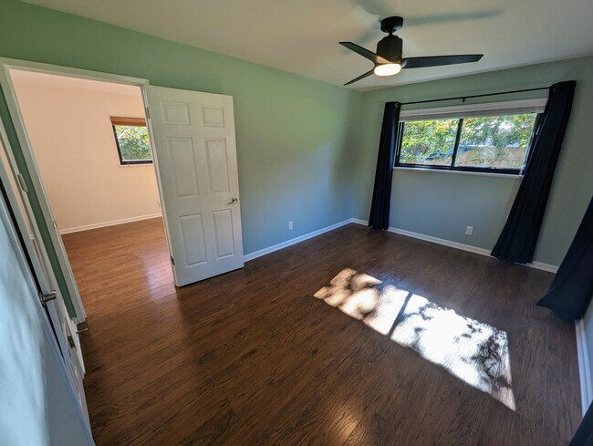 Foto del edificio - 504 Long Bow Ln