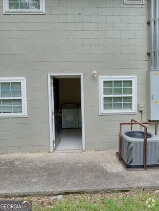 Building Photo - 526 N Oak St