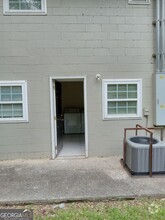 Building Photo - 526 N Oak St