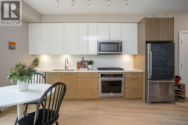 Building Photo - 22 E Royal Ave