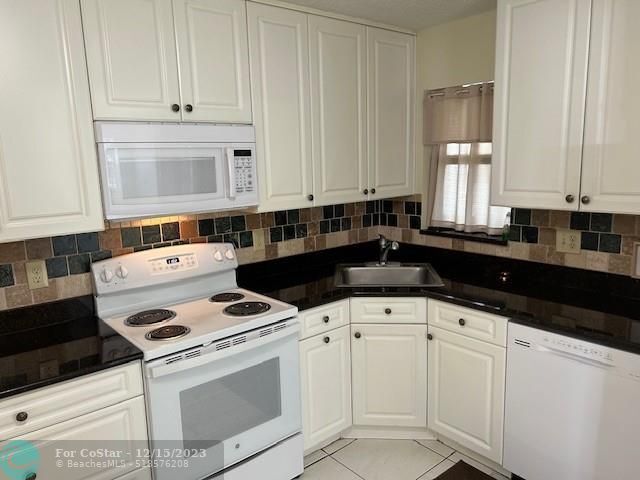 Foto del edificio - 3323 Cocoplum Cir