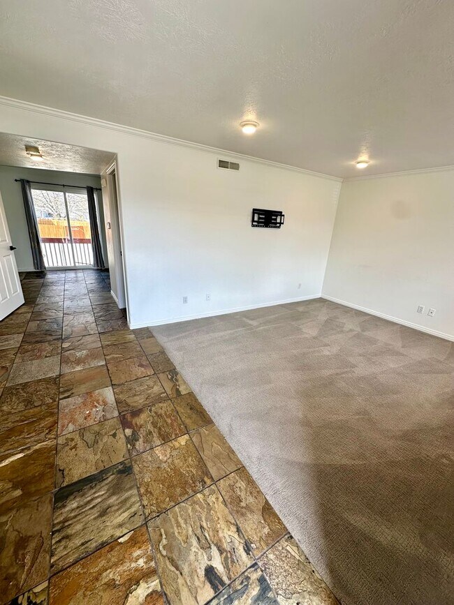 Building Photo - Spacious 3 Bd Condo Near SL College
