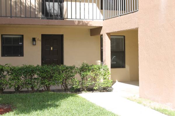 Entrada principal - 21900 Lake Forest Cir