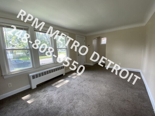 Foto del edificio - 3-BEDROOM COLONIAL In HAZEL PARK