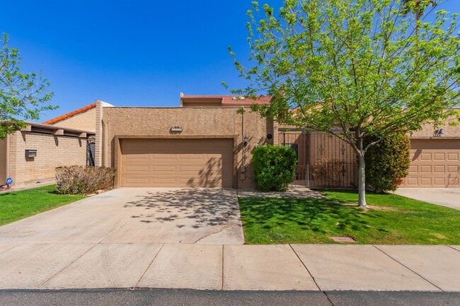 Building Photo - Charming 3-Bedroom Mid-Century Gem in the ...