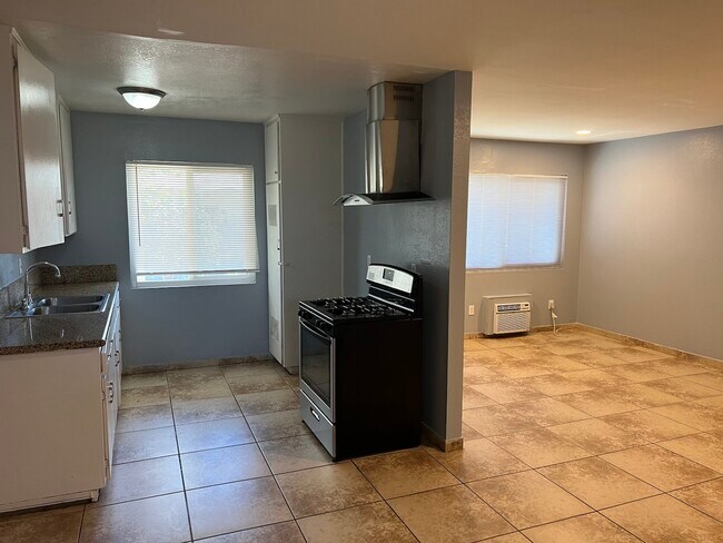 Foto del edificio - 570 West Shamrock Street, Unit 572