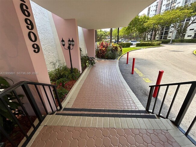 Foto del edificio - 16909 N Bay Rd