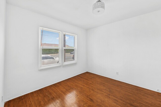 Foto del edificio - 7233 Normandie Ave
