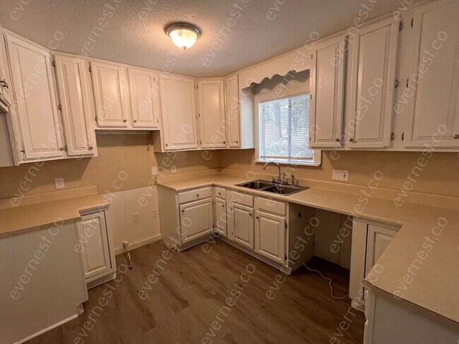 Building Photo - 2618 Burma Dr