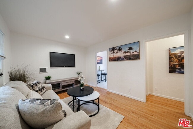 Foto del edificio - 823 Highland Ave