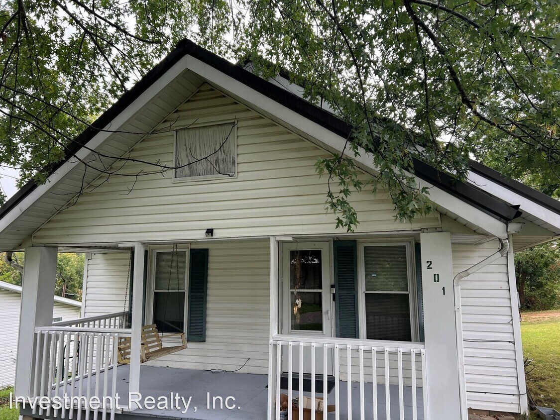 Primary Photo - 2 br, 1 bath House - 201 North Locust St.