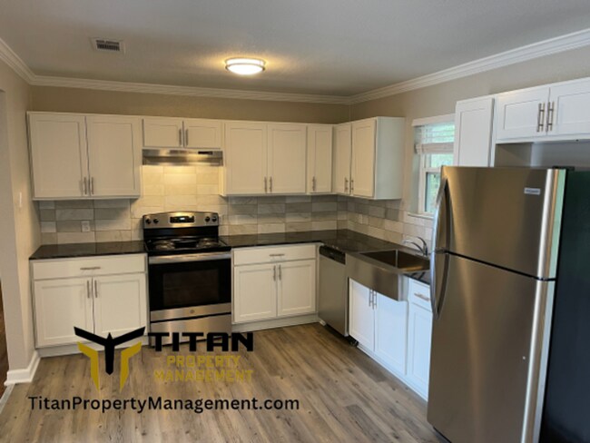 Building Photo - 4 bed/1.5 bath House