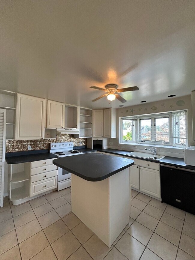 Foto del edificio - 3 Bed 2 Bath Coastal Living Near the Ocean...