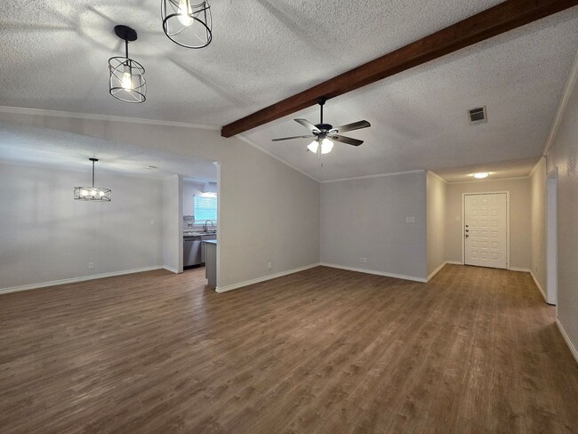 Building Photo - RENT SPECIAL - AVAILABLE NOW!