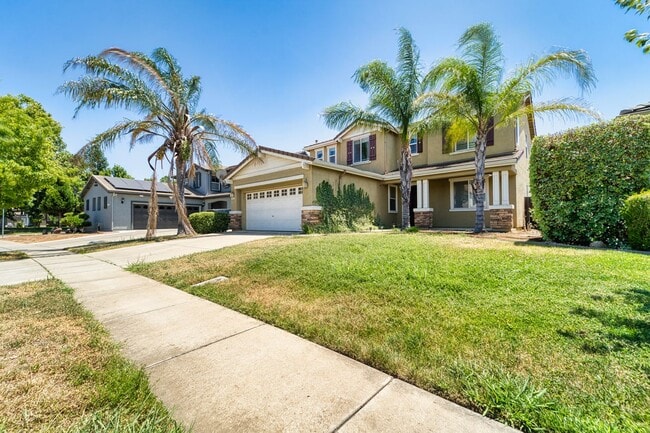 Building Photo - Spacious 4-Bedroom Home with Den – North Y...