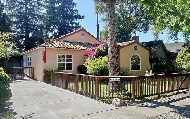 Foto del edificio - 1315 Newport Ave