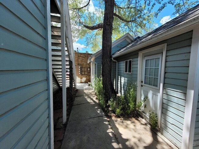 Building Photo - 517 E Custer St