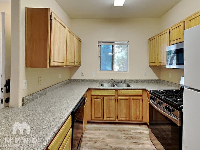 Building Photo - 5655 E Sahara Ave