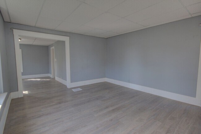 Building Photo - 2 Bed Home