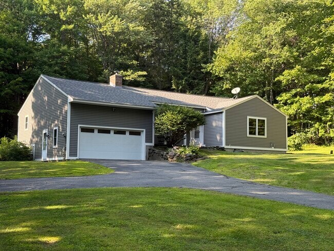 Foto del edificio - 161 Sand Pond Rd